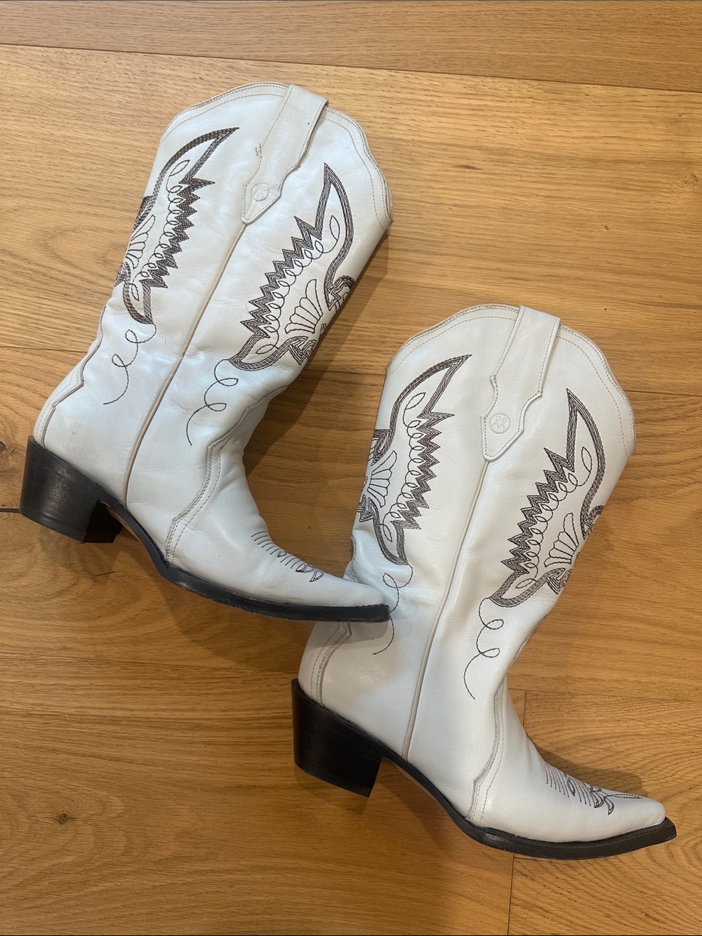 White Embroidered Western Heeled Cowboy Boots